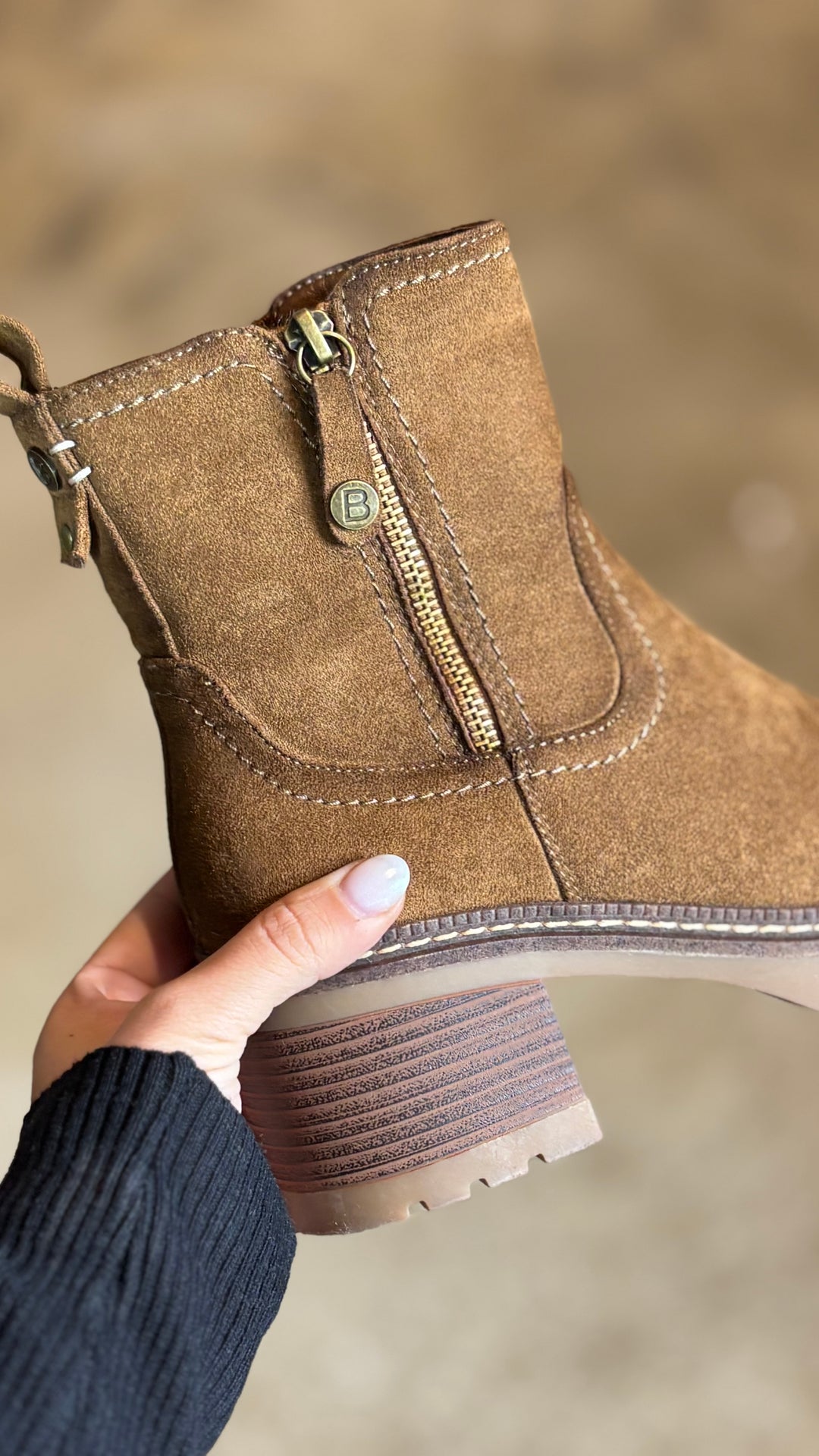 BOTTINES EN DAIM CAMEL À PETIT TALONS
