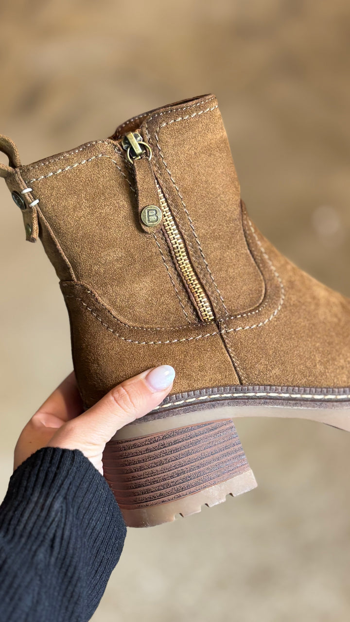 BOTTINES EN DAIM CAMEL À PETIT TALONS