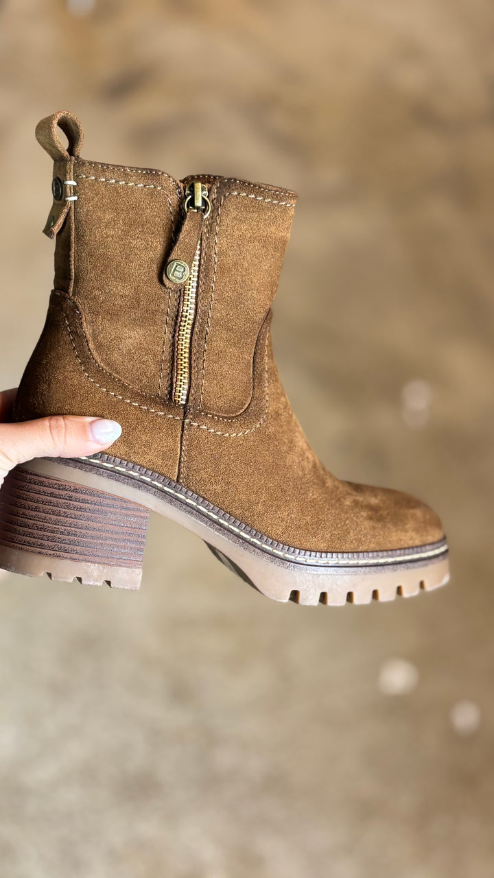 BOTTINES EN DAIM CAMEL À PETIT TALONS