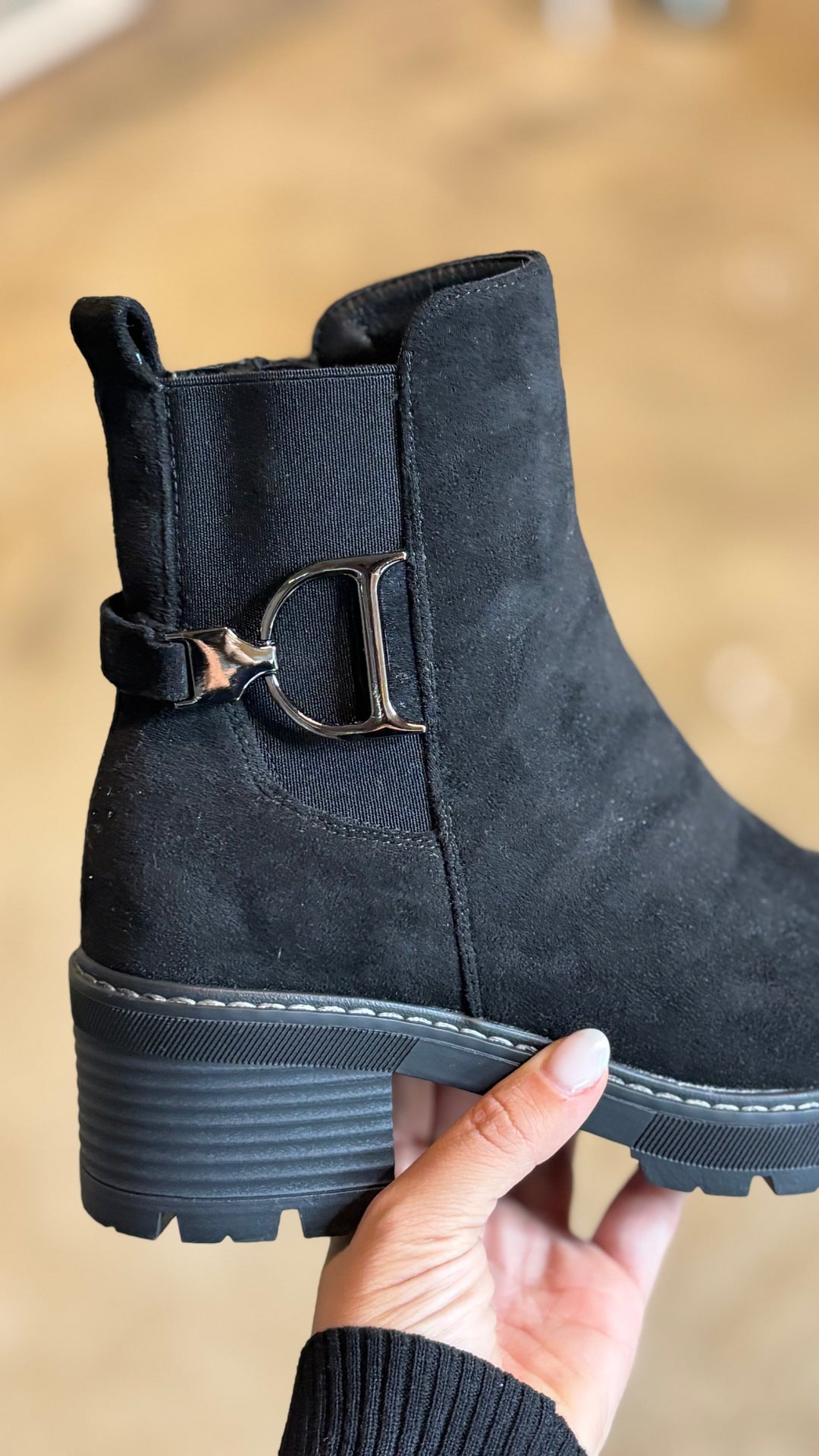 BOTTINES EN DAIM NOIR À PETIT TALONS FOURRÉ￼