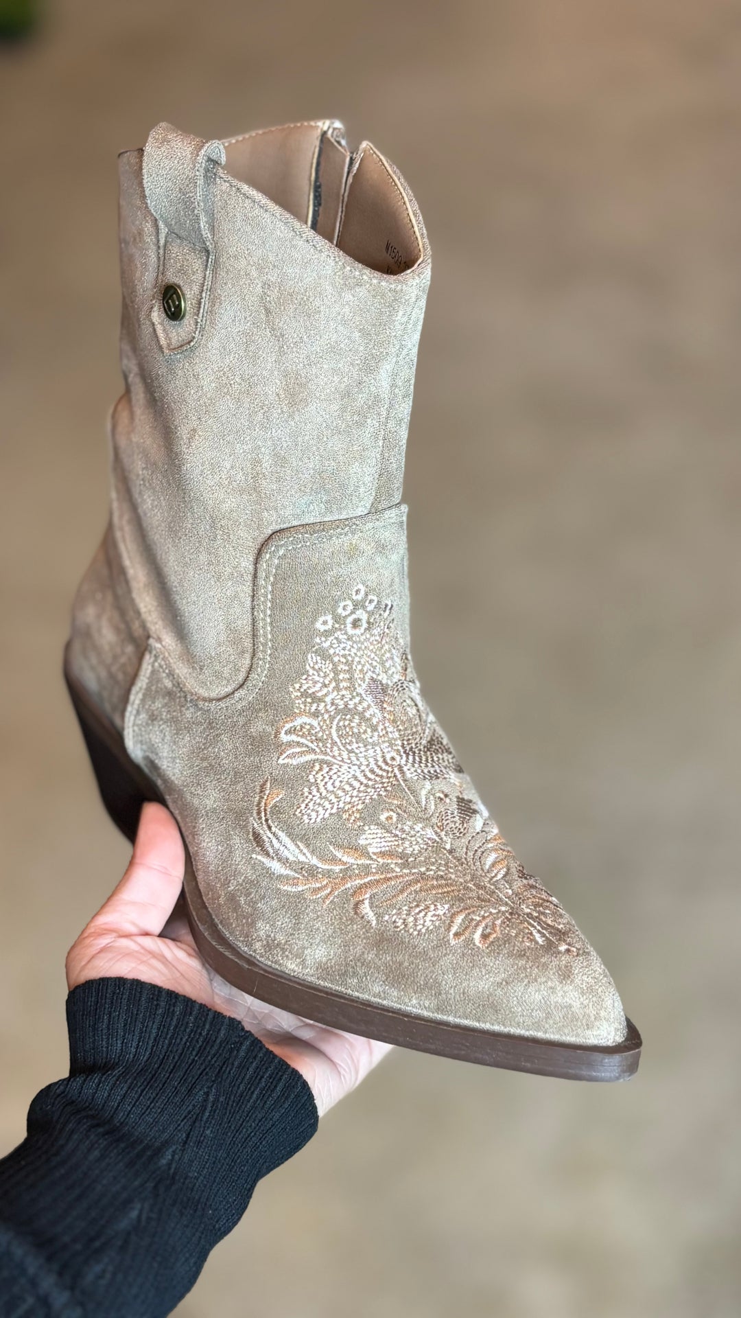 Bottine western en daim beige avec broderie florale santiags