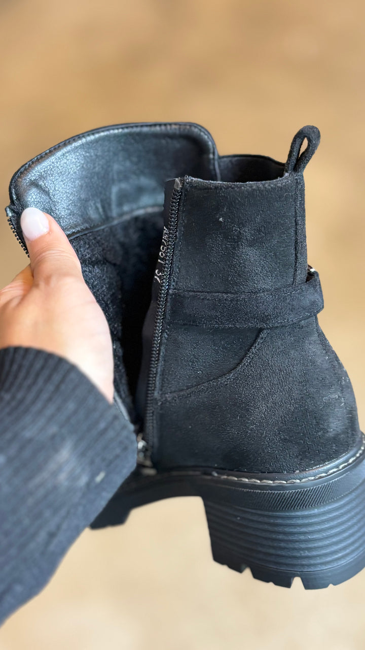 BOTTINES EN DAIM NOIR À PETIT TALONS FOURRÉ￼