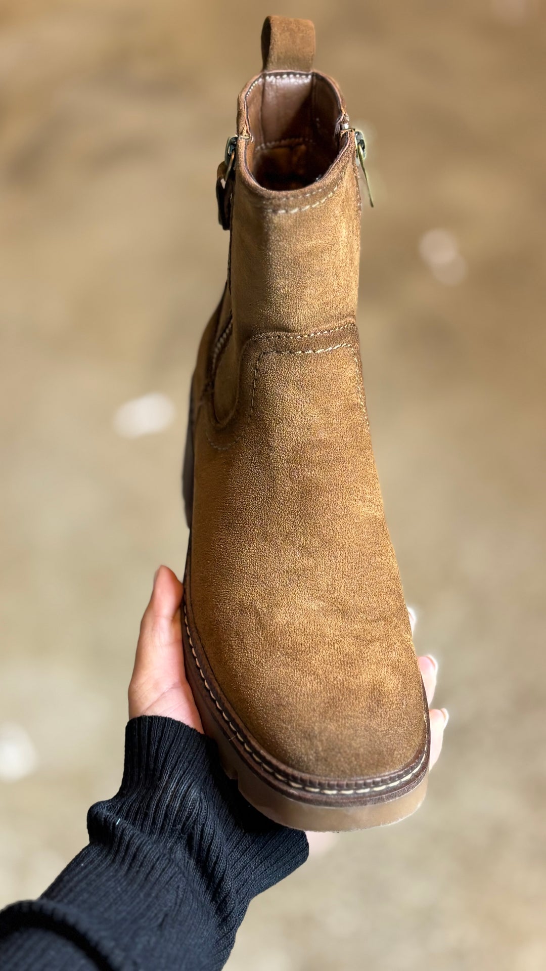 BOTTINES EN DAIM CAMEL À PETIT TALONS