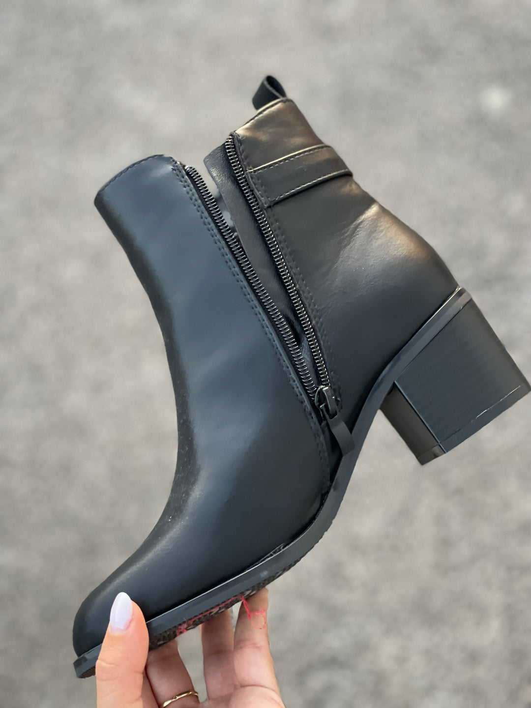 BOTTINES NOIR EN SIMILICUIR AVEC ZIP A TALON