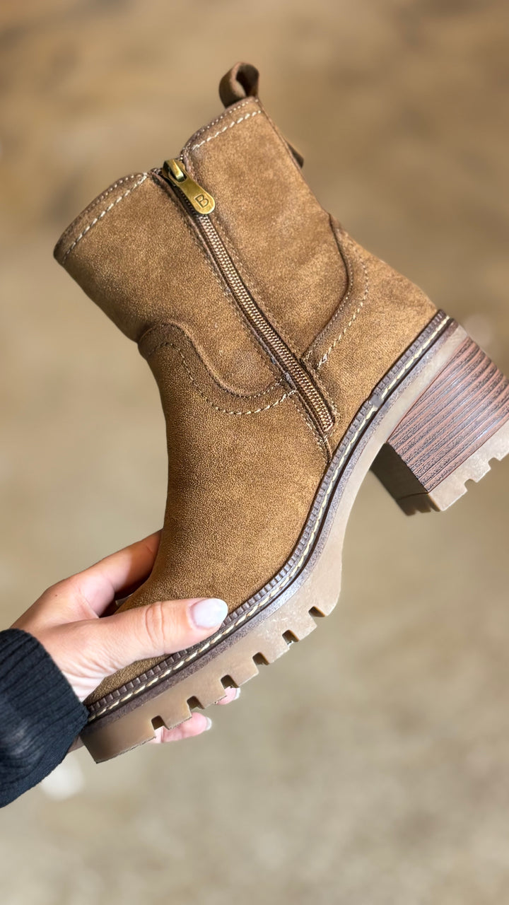 BOTTINES EN DAIM CAMEL À PETIT TALONS