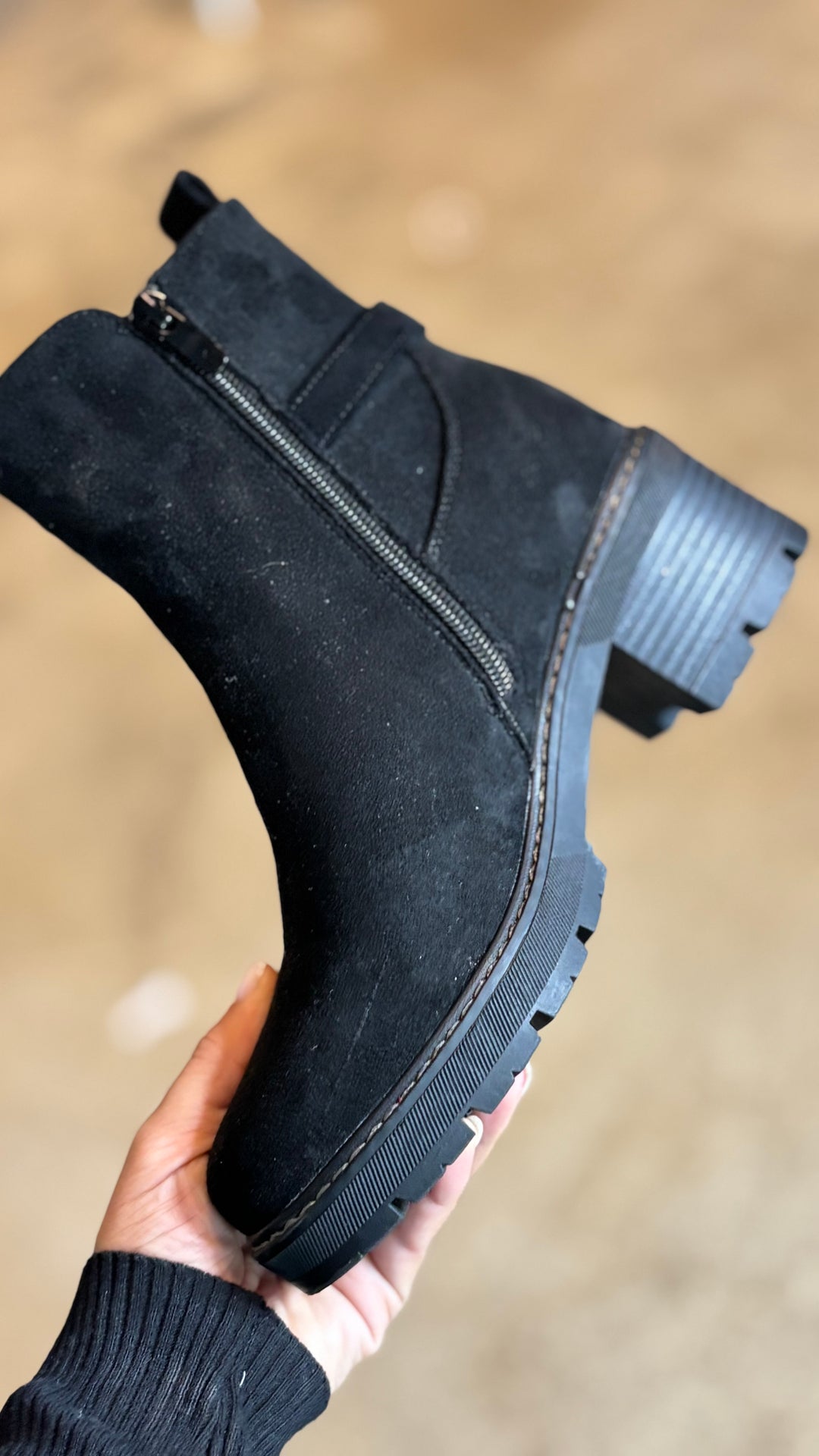 BOTTINES EN DAIM NOIR À PETIT TALONS FOURRÉ￼