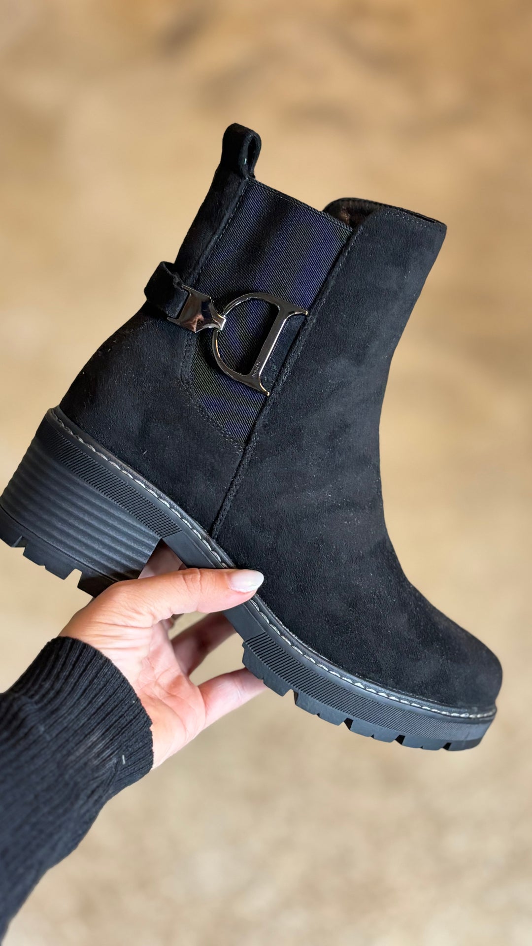 BOTTINES EN DAIM NOIR À PETIT TALONS FOURRÉ￼