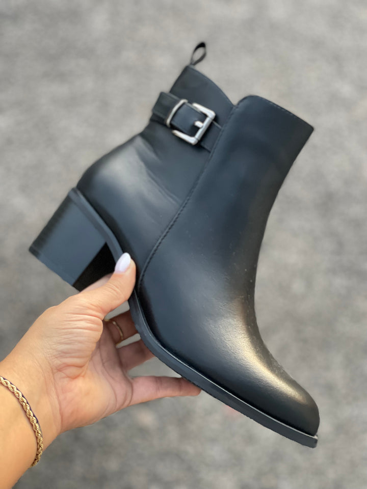 BOTTINES NOIR EN SIMILICUIR AVEC ZIP A TALON