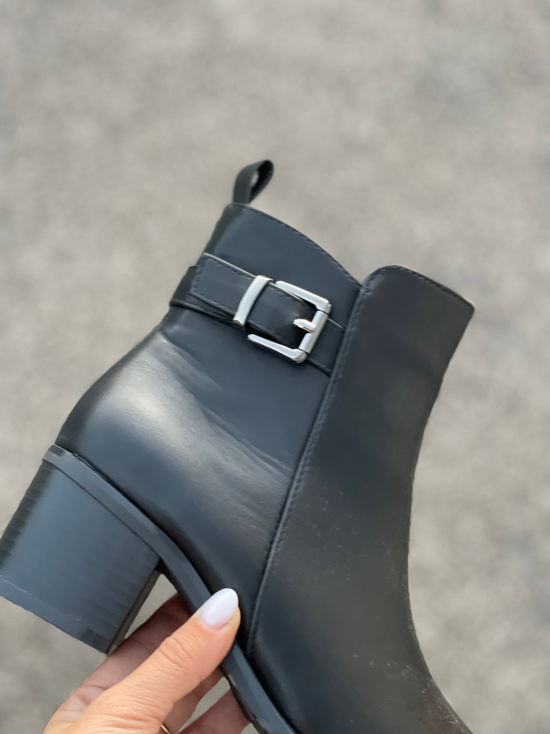 BOTTINES NOIR EN SIMILICUIR AVEC ZIP A TALON