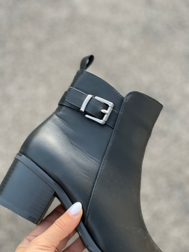 BOTTINES NOIR EN SIMILICUIR AVEC ZIP A TALON